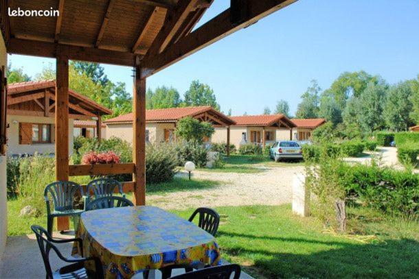 Hotel Camping Les Lacs De Courtes Estang Exterior foto