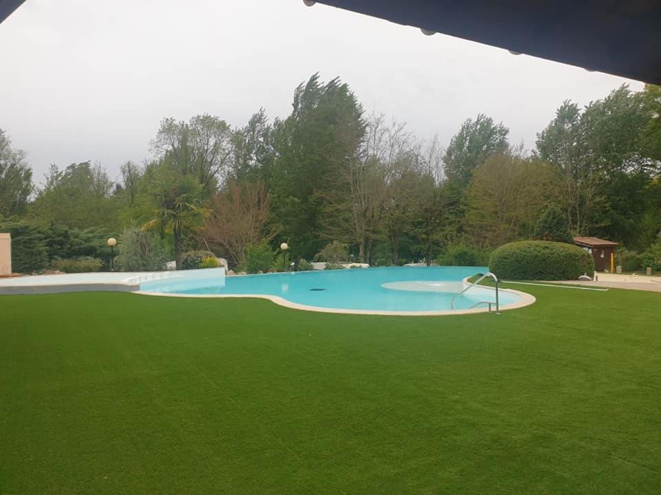 Hotel Camping Les Lacs De Courtes Estang Exterior foto